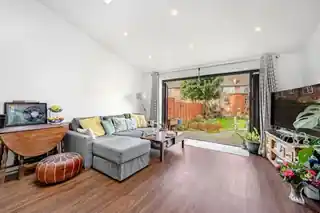6 Hollies Road, photo 2
