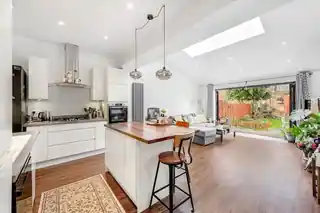 6 Hollies Road, photo 3
