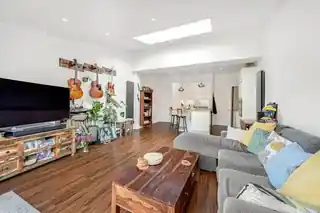 6 Hollies Road, photo 4