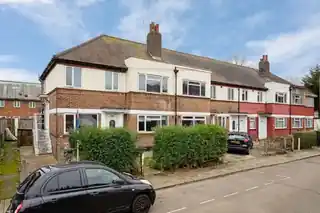 6 Milford Gardens, photo 2