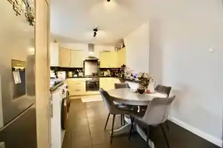 6 Tring Close, photo 3
