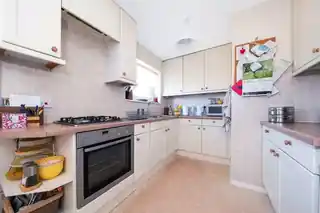 60 Maiden Erlegh Avenue, photo 4