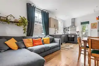 62 Ambergate Street, photo 2