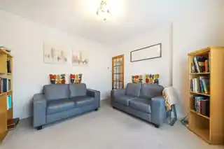 62 Frogmore Avenue, photo 3