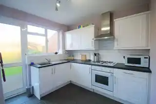 62 Stanley Avenue, photo 3