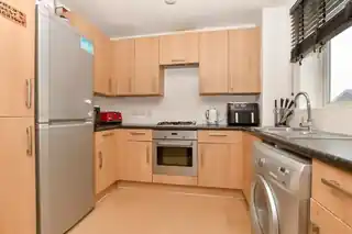 63 Hengist Way, photo 3