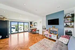 63 Russell Road, photo 2