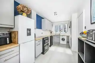 637 Roman Road, photo 3