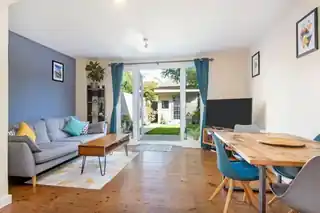 637 Roman Road, photo 2
