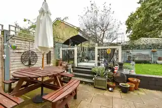 64 Groveside Close, photo 2