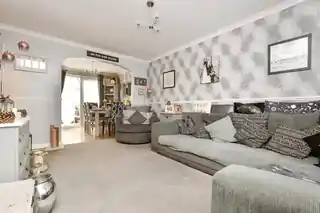 64 Groveside Close, photo 3