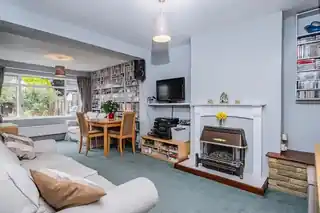 64 Hayes End Drive, photo 3