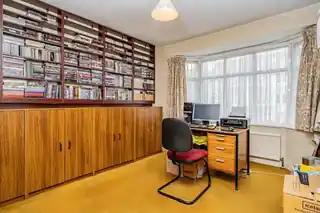 64 Hayes End Drive, photo 2