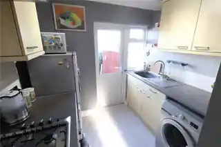 67 Elstree Gardens, photo 4