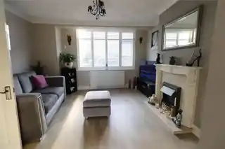67 Elstree Gardens, photo 2