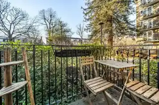 67 Esher Gardens, photo 2