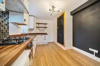 67 Esher Gardens, photo 3