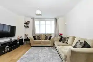 68 Ormesby Way, photo 3
