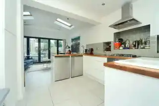 69 Cheam Common Road, photo 3