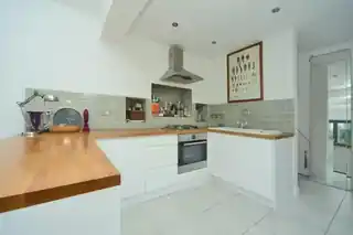 69 Cheam Common Road, photo 2