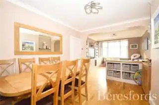 7 Amery Gardens, photo 4