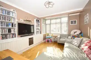 7 Amery Gardens, photo 2