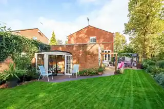 7 Badgers Close, photo 2