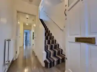 7 Bastable Avenue, photo 2