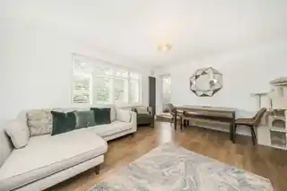 7, Carpenters Court, Hampton Road, photo 2