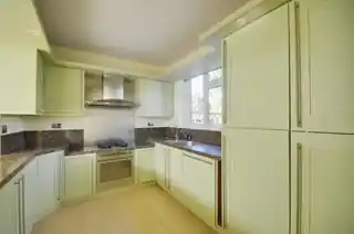 7 Davenham Avenue, photo 4