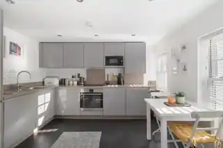 7 Gayfere Place, photo 3