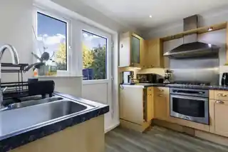 7 Leominster Road, photo 4