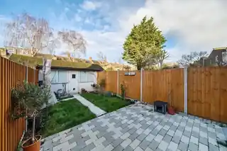 7 Millais Road, photo 2