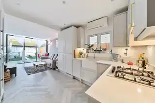 7 Millais Road, photo 3