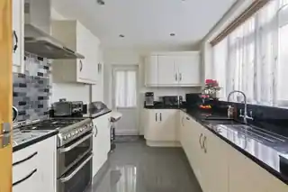 7 Tudor Way, photo 4