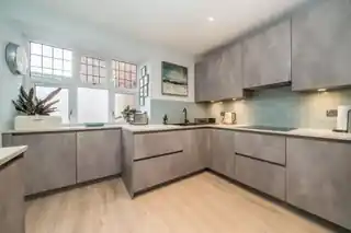 7, Westfield Court, Portsmouth Road, photo 3