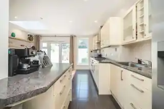 70 Beechmount Avenue, photo 4