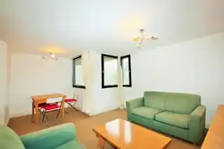 70 Chandos Way, photo 3