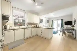 70 Fassett Road, photo 3