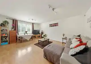 70 Rowlands Close, photo 4