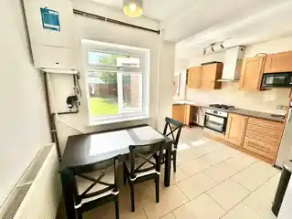 71 Holyrood Gardens, photo 3