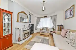 71 Merton Avenue, photo 3