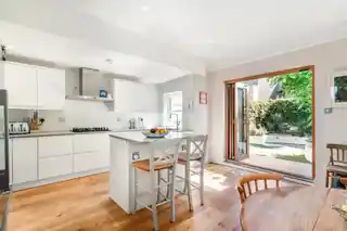 72 St Albans Avenue, photo 2
