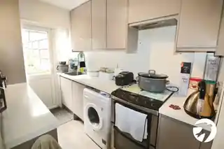 74 Elstree Gardens, photo 4