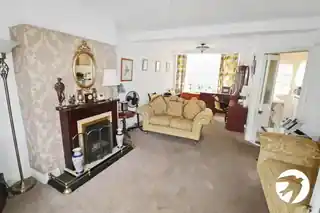 74 Elstree Gardens, photo 2