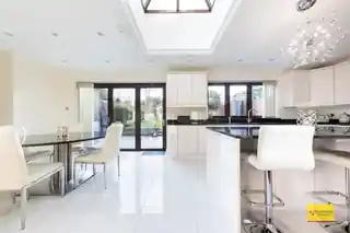 74 Langham Gardens, photo 3
