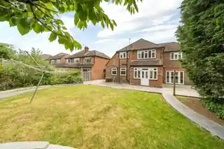 74 Pangbourne Drive, photo 2