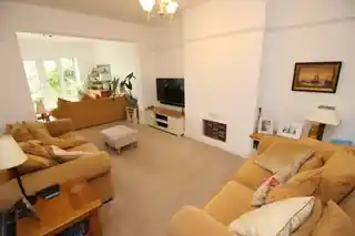 74 Ruskin Drive, photo 3