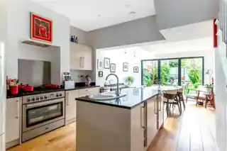 74 Salehurst Road, photo 3