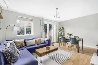 74 Sarsfeld Road, photo 3